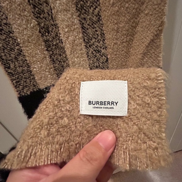Burberry Jumbo Boucle Half Mega Check Cashmere Blend Scarf - Picture 3 of 7